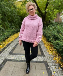 Ręcznie robiony, wełniany sweter z kwiatami na rękawach